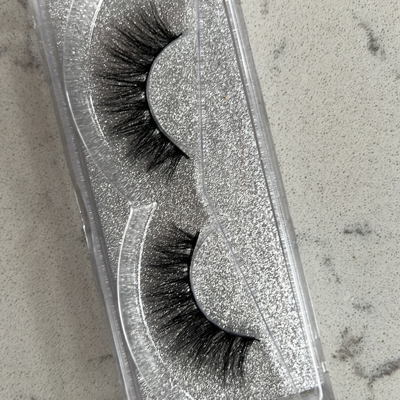 NEW! False Lashes - Picture 2 of 3